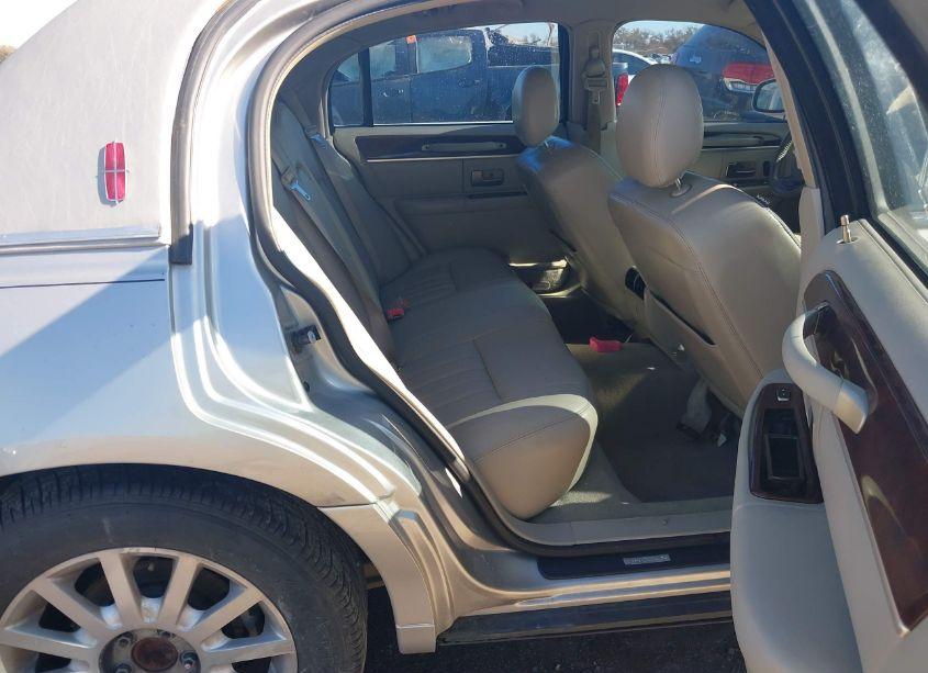 Photo 8 of 2007 Lincoln Town CAR SIGNATURE (VIN 1LNHM81W97Y623780)