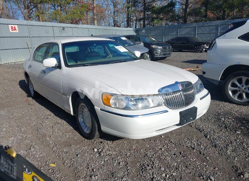 2000 Lincoln Town CAR EXECUTIVE (VIN 1LNHM81W9YY899278) main photo