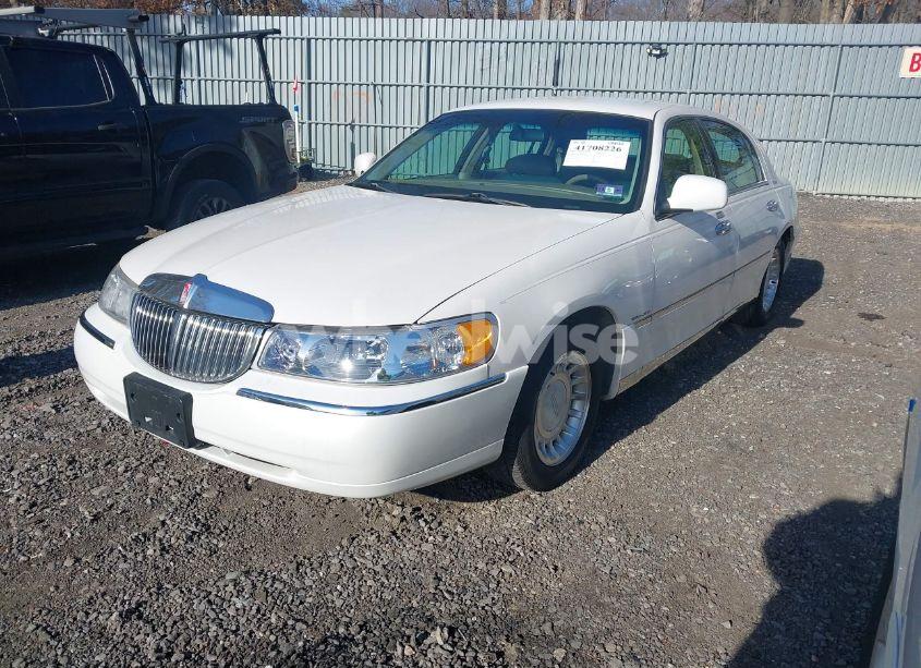 Photo 2 of 2000 Lincoln Town CAR EXECUTIVE (VIN 1LNHM81W9YY899278)