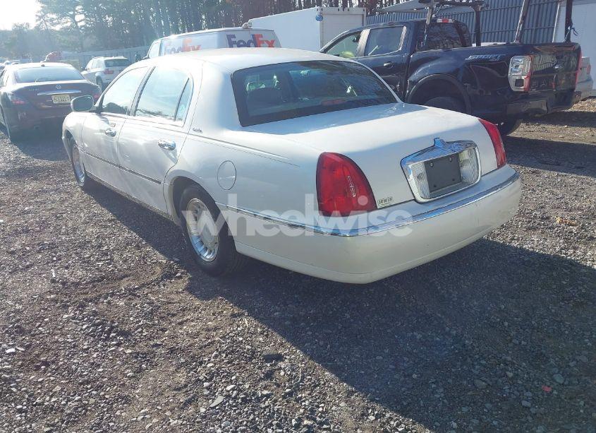 Photo 3 of 2000 Lincoln Town CAR EXECUTIVE (VIN 1LNHM81W9YY899278)