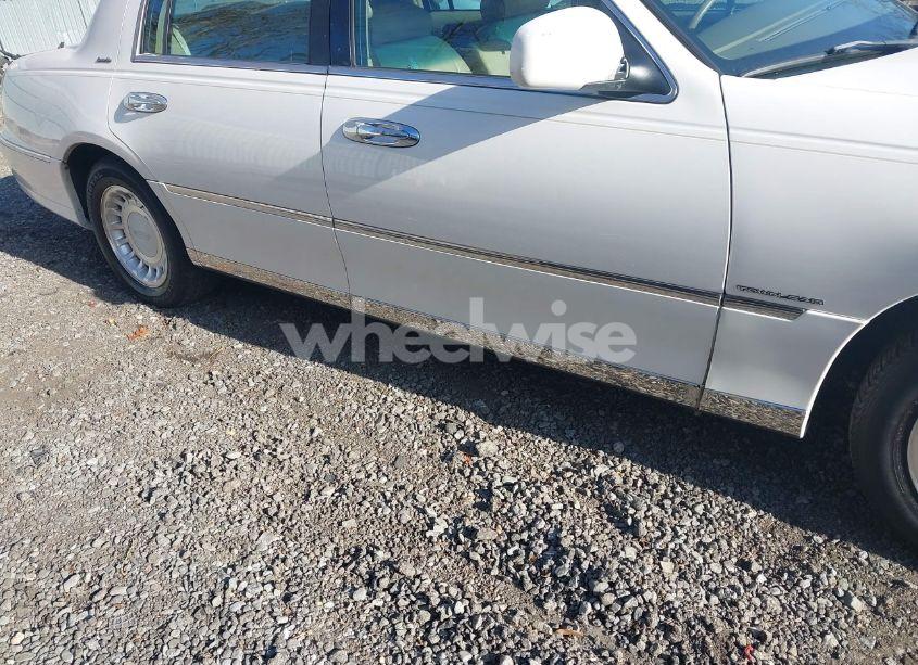 Photo 6 of 2000 Lincoln Town CAR EXECUTIVE (VIN 1LNHM81W9YY899278)