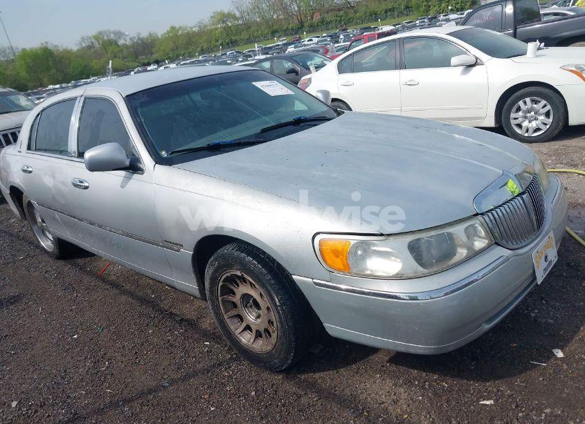 2000 Lincoln Town CAR EXECUTIVE (VIN 1LNHM81W9YY924809) main photo