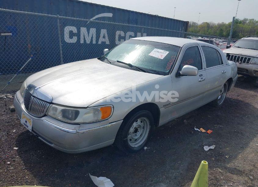 Photo 2 of 2000 Lincoln Town CAR EXECUTIVE (VIN 1LNHM81W9YY924809)