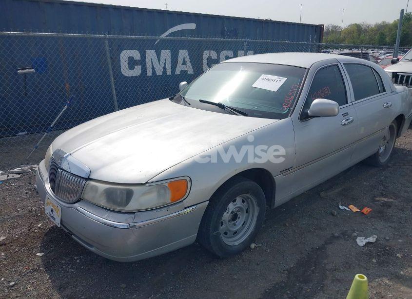 Photo 6 of 2000 Lincoln Town CAR EXECUTIVE (VIN 1LNHM81W9YY924809)