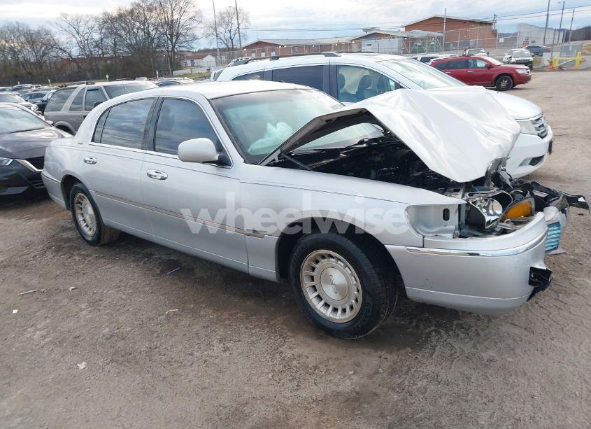 2002 Lincoln Town CAR EXECUTIVE (VIN 1LNHM81WX2Y633467) main photo