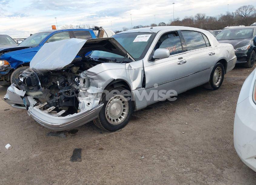 Photo 2 of 2002 Lincoln Town CAR EXECUTIVE (VIN 1LNHM81WX2Y633467)