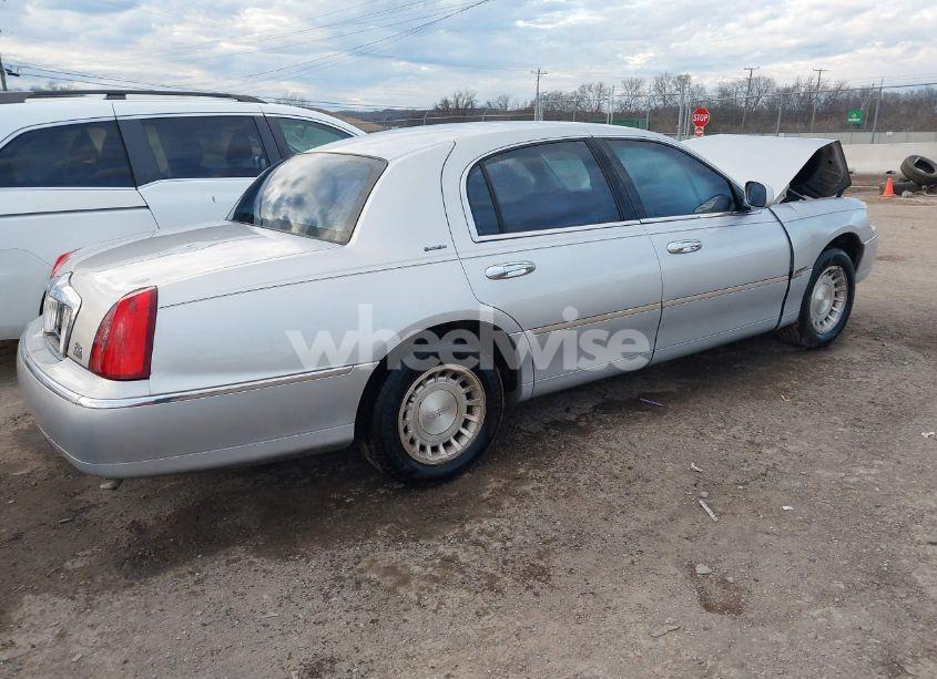 Photo 4 of 2002 Lincoln Town CAR EXECUTIVE (VIN 1LNHM81WX2Y633467)