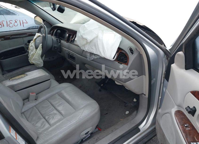 Photo 5 of 2002 Lincoln Town CAR EXECUTIVE (VIN 1LNHM81WX2Y633467)