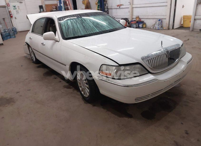 2004 Lincoln Town CAR SIGNATURE (VIN 1LNHM81WX4Y637389) main photo