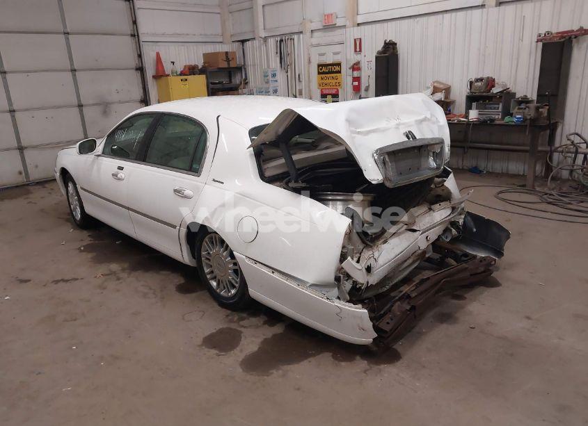 Photo 3 of 2004 Lincoln Town CAR SIGNATURE (VIN 1LNHM81WX4Y637389)