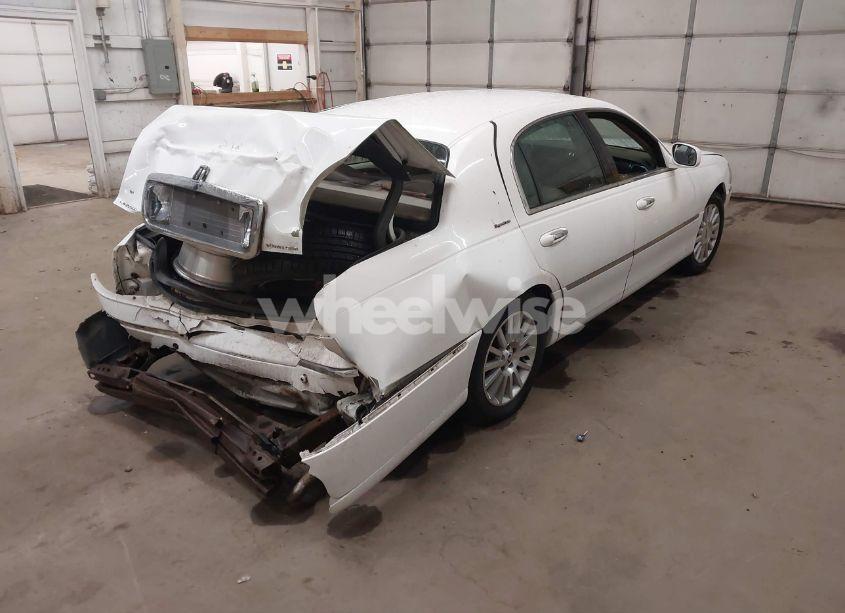 Photo 4 of 2004 Lincoln Town CAR SIGNATURE (VIN 1LNHM81WX4Y637389)