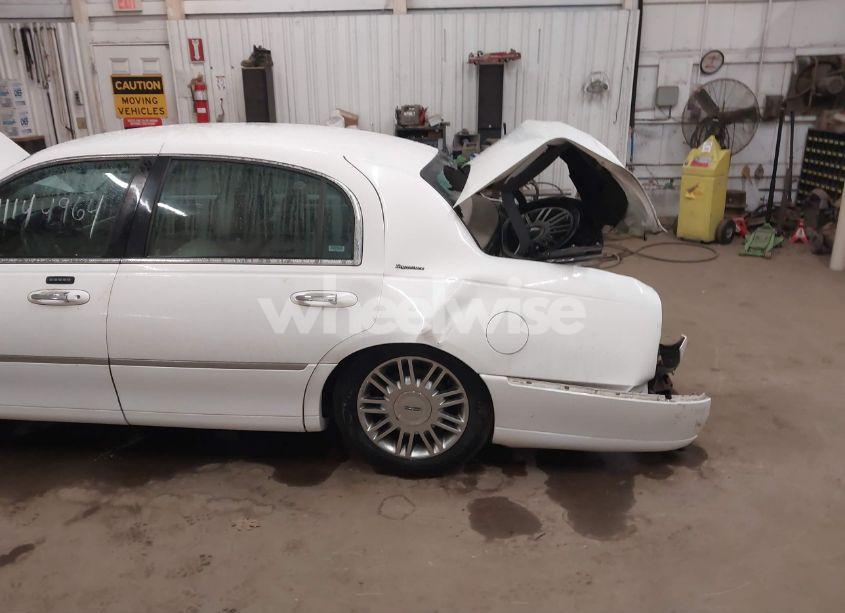 Photo 6 of 2004 Lincoln Town CAR SIGNATURE (VIN 1LNHM81WX4Y637389)