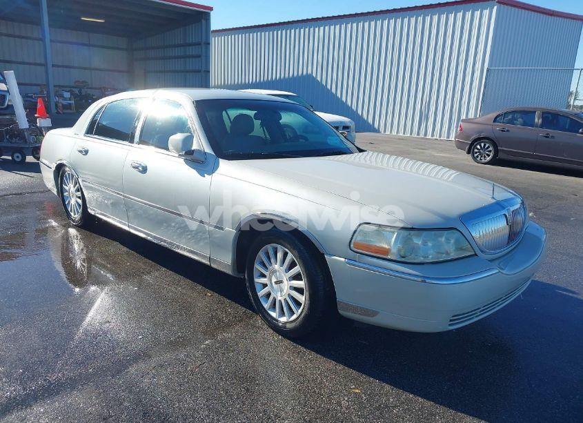 2004 Lincoln Town CAR SIGNATURE (VIN 1LNHM81WX4Y640244) main photo