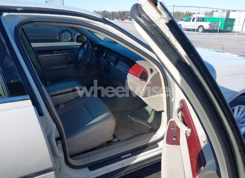 Photo 5 of 2004 Lincoln Town CAR SIGNATURE (VIN 1LNHM81WX4Y640244)