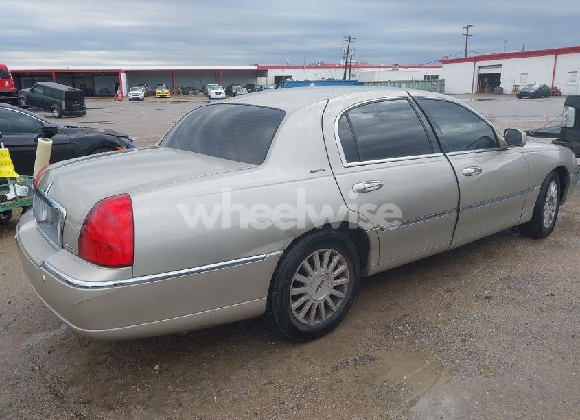 Photo 4 of 2004 Lincoln Town CAR SIGNATURE (VIN 1LNHM81WX4Y645198)