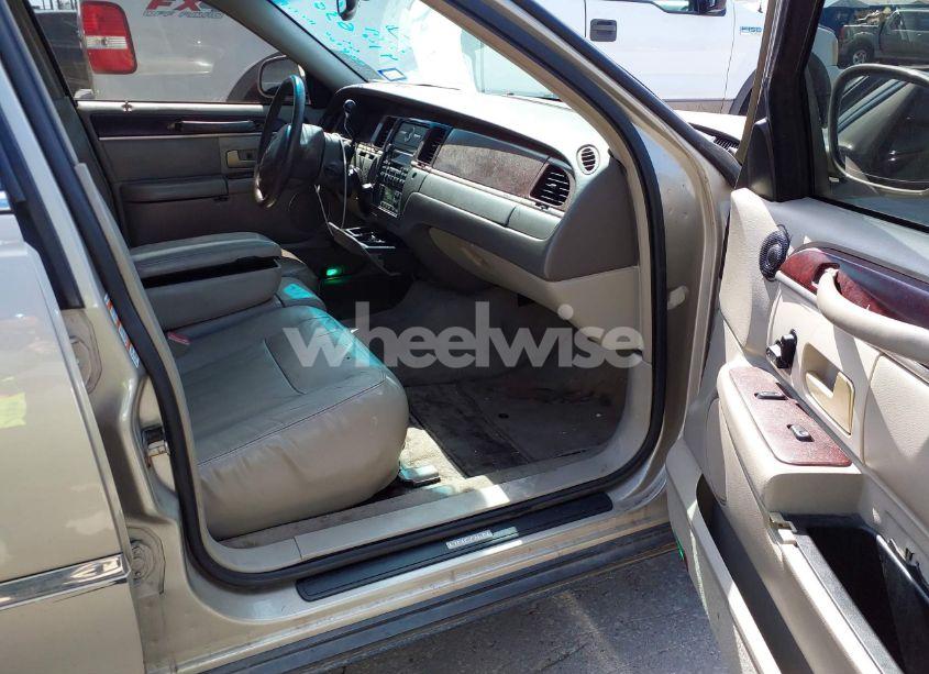 Photo 5 of 2004 Lincoln Town CAR SIGNATURE (VIN 1LNHM81WX4Y645198)