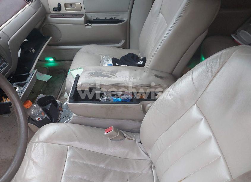 Photo 6 of 2004 Lincoln Town CAR SIGNATURE (VIN 1LNHM81WX4Y645198)