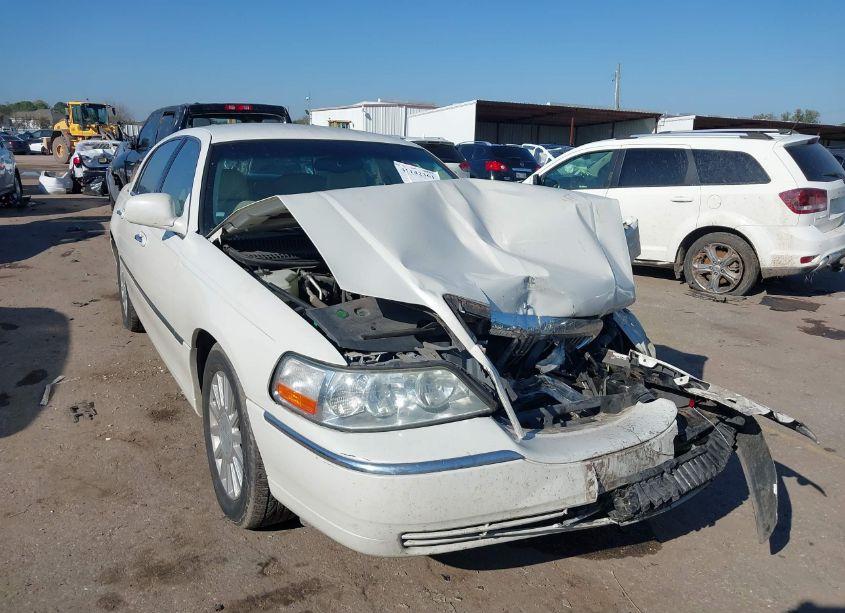 2004 Lincoln Town CAR SIGNATURE (VIN 1LNHM81WX4Y669744) main photo
