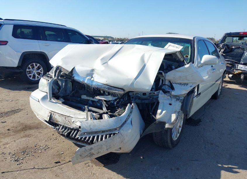 Photo 2 of 2004 Lincoln Town CAR SIGNATURE (VIN 1LNHM81WX4Y669744)