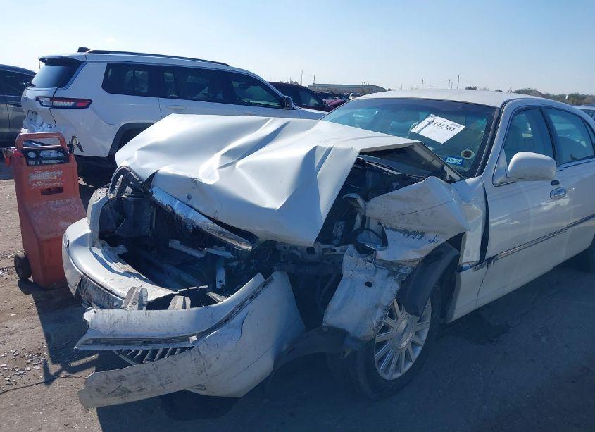 Photo 6 of 2004 Lincoln Town CAR SIGNATURE (VIN 1LNHM81WX4Y669744)