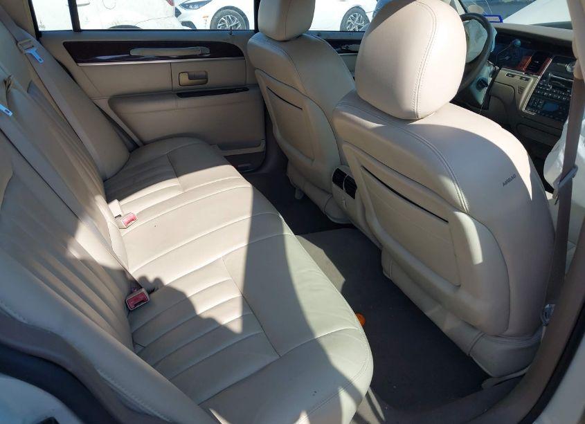 Photo 8 of 2004 Lincoln Town CAR SIGNATURE (VIN 1LNHM81WX4Y669744)