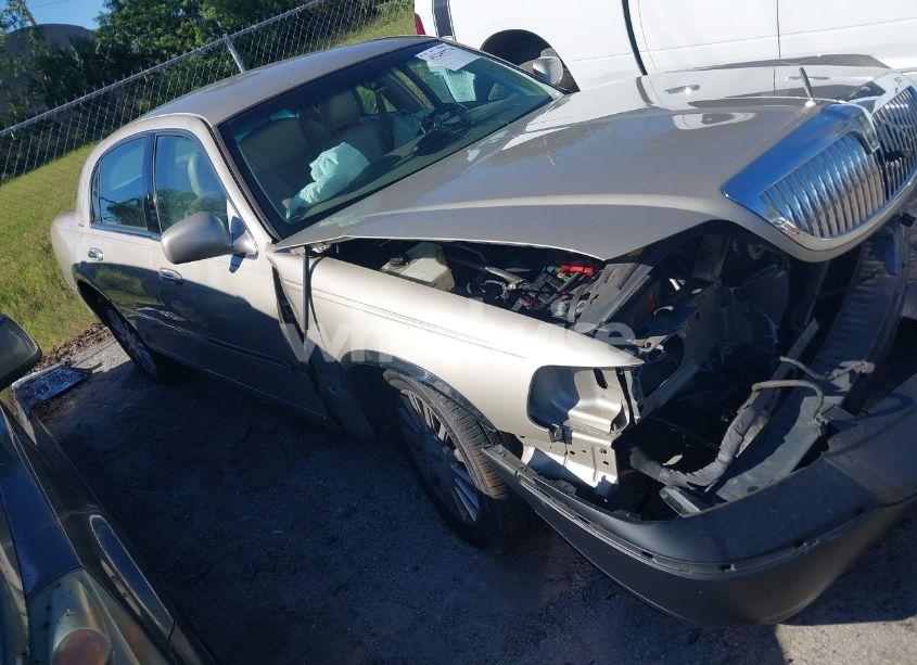 2004 Lincoln Town CAR SIGNATURE (VIN 1LNHM81WX4Y671266) main photo