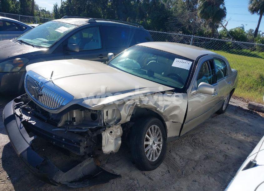 Photo 2 of 2004 Lincoln Town CAR SIGNATURE (VIN 1LNHM81WX4Y671266)