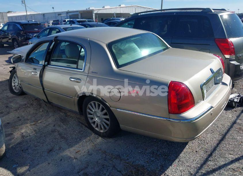 Photo 3 of 2004 Lincoln Town CAR SIGNATURE (VIN 1LNHM81WX4Y671266)