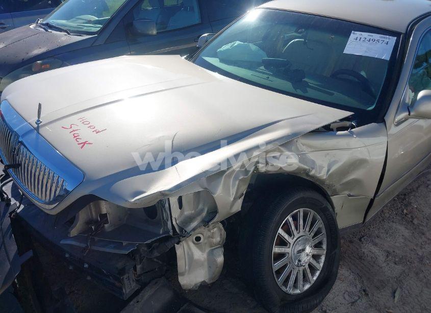 Photo 6 of 2004 Lincoln Town CAR SIGNATURE (VIN 1LNHM81WX4Y671266)