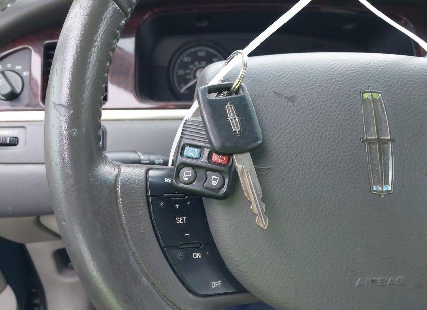 Photo 11 of 2006 Lincoln Town CAR SIGNATURE (VIN 1LNHM81WX6Y605822)