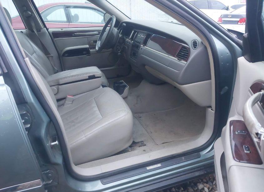 Photo 5 of 2006 Lincoln Town CAR SIGNATURE (VIN 1LNHM81WX6Y605822)