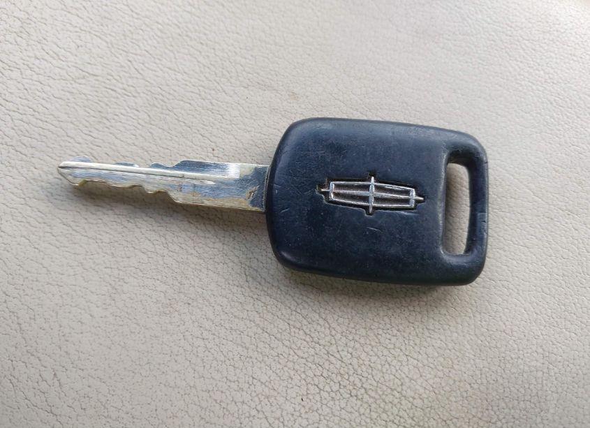 Photo 11 of 2006 Lincoln Town CAR SIGNATURE LIMITED (VIN 1LNHM82V06Y609836)