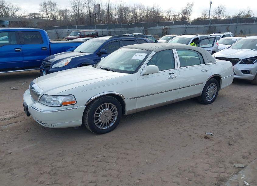 Photo 2 of 2006 Lincoln Town CAR SIGNATURE LIMITED (VIN 1LNHM82V06Y609836)