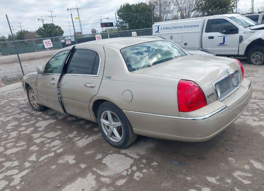 Photo 3 of 2006 Lincoln Town CAR SIGNATURE LIMITED (VIN 1LNHM82V06Y625776)