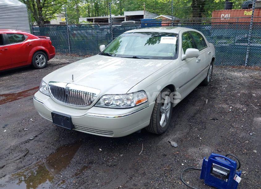 Photo 2 of 2006 Lincoln Town CAR SIGNATURE LIMITED (VIN 1LNHM82V26Y619302)