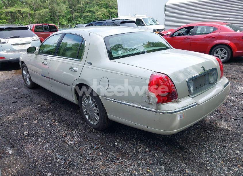 Photo 3 of 2006 Lincoln Town CAR SIGNATURE LIMITED (VIN 1LNHM82V26Y619302)