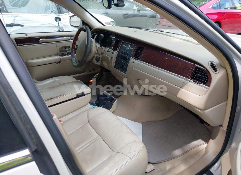 Photo 5 of 2006 Lincoln Town CAR SIGNATURE LIMITED (VIN 1LNHM82V26Y619302)