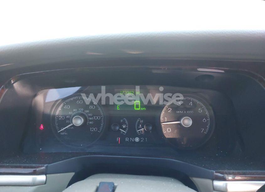 Photo 7 of 2006 Lincoln Town CAR SIGNATURE LIMITED (VIN 1LNHM82V36Y618577)