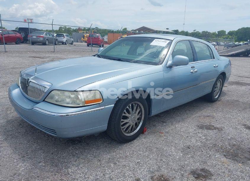 Photo 2 of 2006 Lincoln Town CAR SIGNATURE LIMITED (VIN 1LNHM82V36Y647982)