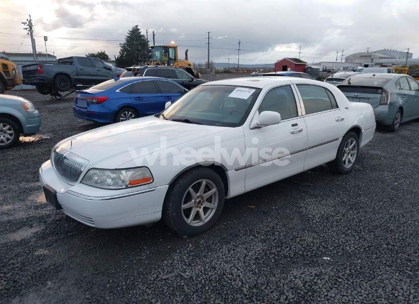 Photo 2 of 2007 Lincoln Town CAR SIGNATURE LIMITED (VIN 1LNHM82V47Y622879)
