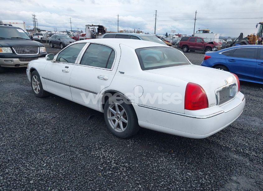 Photo 3 of 2007 Lincoln Town CAR SIGNATURE LIMITED (VIN 1LNHM82V47Y622879)