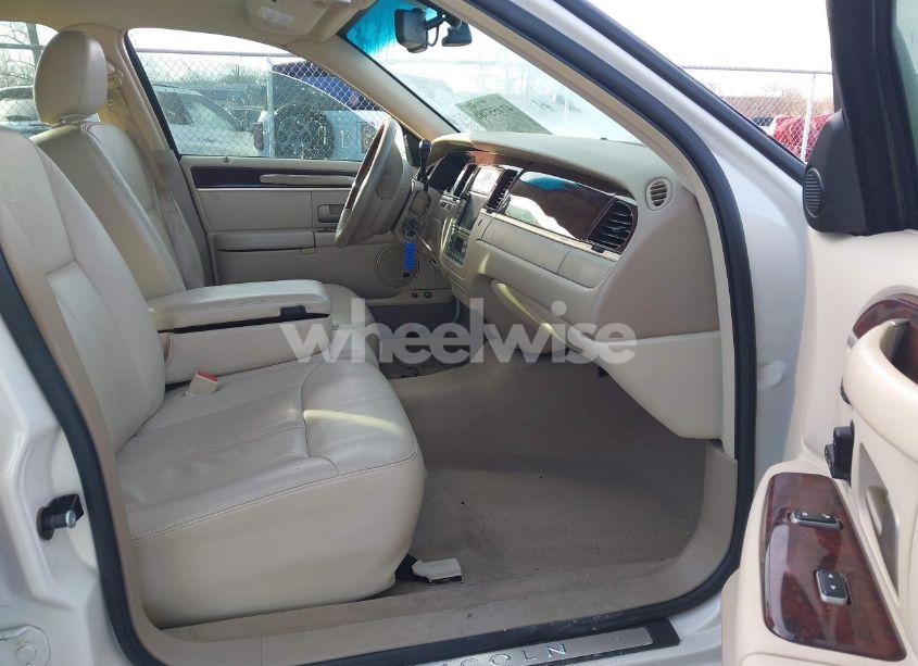 Photo 5 of 2007 Lincoln Town CAR SIGNATURE LIMITED (VIN 1LNHM82V57Y611986)