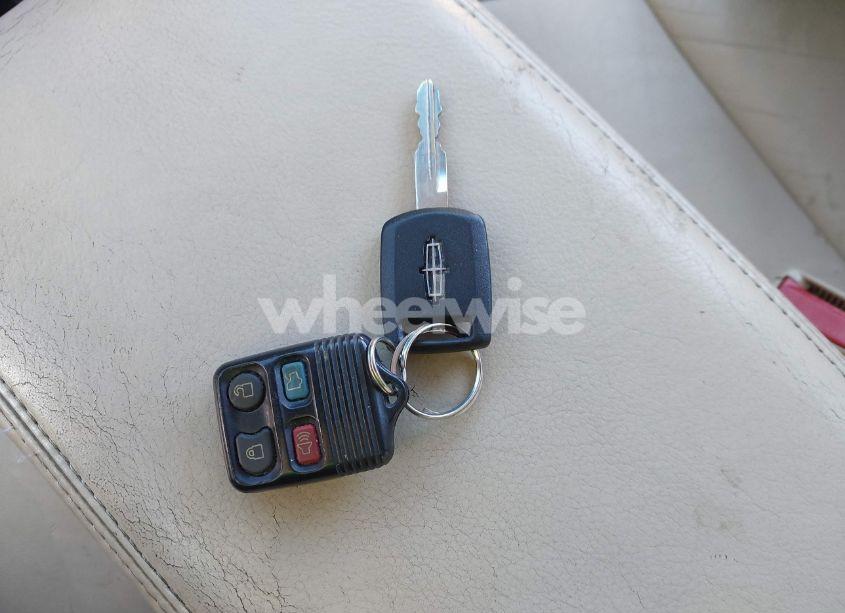 Photo 11 of 2006 Lincoln Town CAR SIGNATURE LIMITED (VIN 1LNHM82V76Y636483)