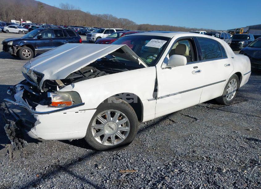 Photo 2 of 2006 Lincoln Town CAR SIGNATURE LIMITED (VIN 1LNHM82V76Y636483)