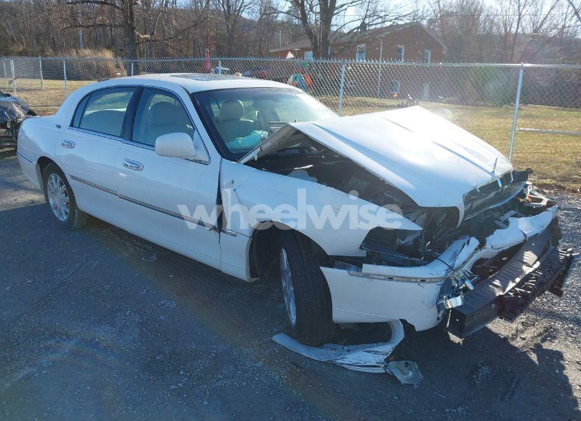 Photo 6 of 2006 Lincoln Town CAR SIGNATURE LIMITED (VIN 1LNHM82V76Y636483)