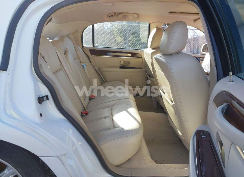 Photo 8 of 2006 Lincoln Town CAR SIGNATURE LIMITED (VIN 1LNHM82V76Y636483)