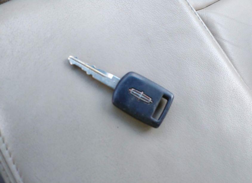 Photo 11 of 2006 Lincoln Town CAR SIGNATURE LIMITED (VIN 1LNHM82V86Y642714)