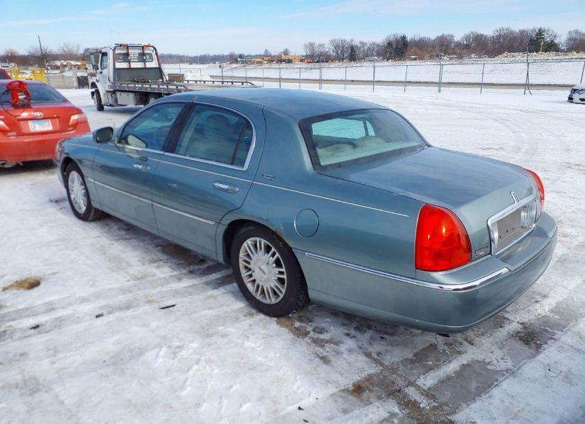 Photo 3 of 2006 Lincoln Town CAR SIGNATURE LIMITED (VIN 1LNHM82V86Y642714)
