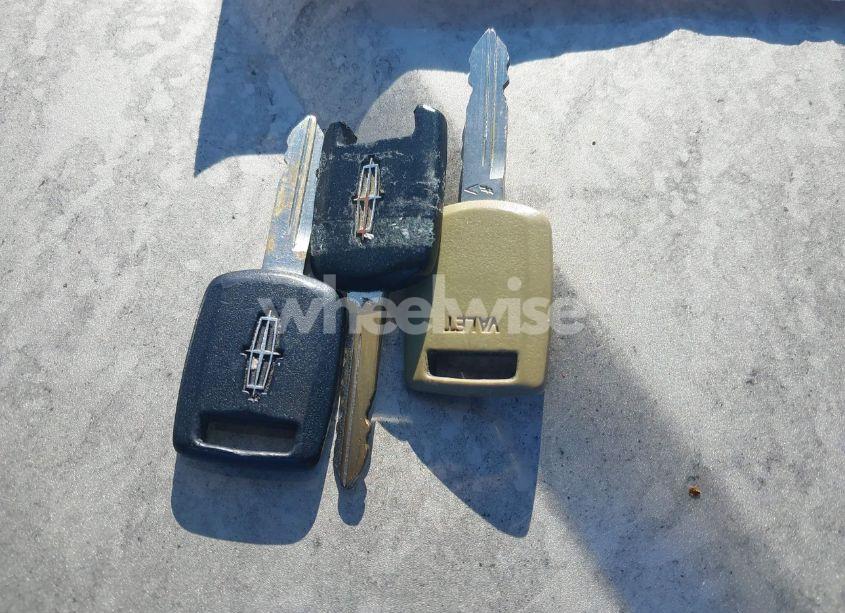 Photo 11 of 2006 Lincoln Town CAR SIGNATURE LIMITED (VIN 1LNHM82VX6Y619029)