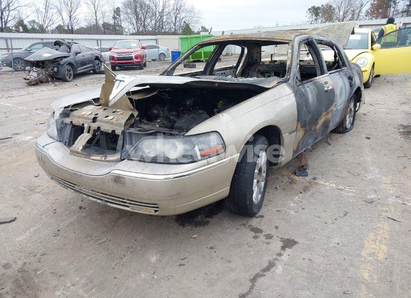 Photo 2 of 2006 Lincoln Town CAR SIGNATURE LIMITED (VIN 1LNHM82VX6Y619029)